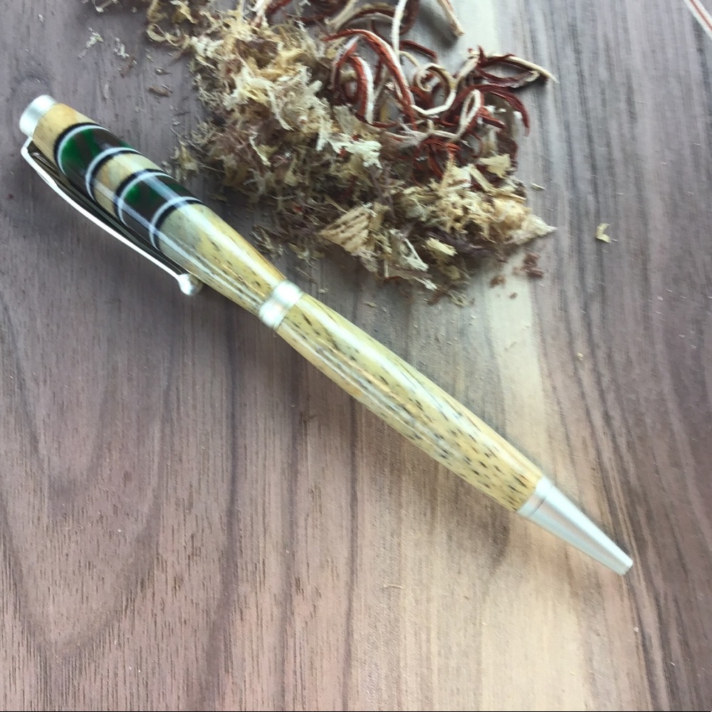 🎁 Handcrafted pecan wood pen
